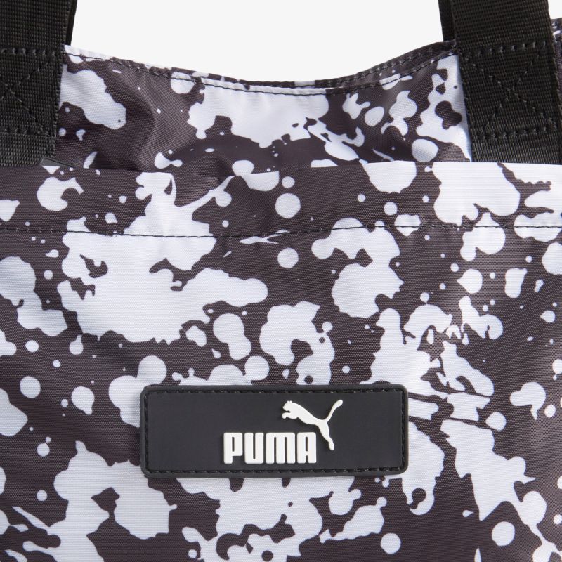 Stylische Tasche mit auffälligem Kontrastmuster und markantem Logo-Patch.