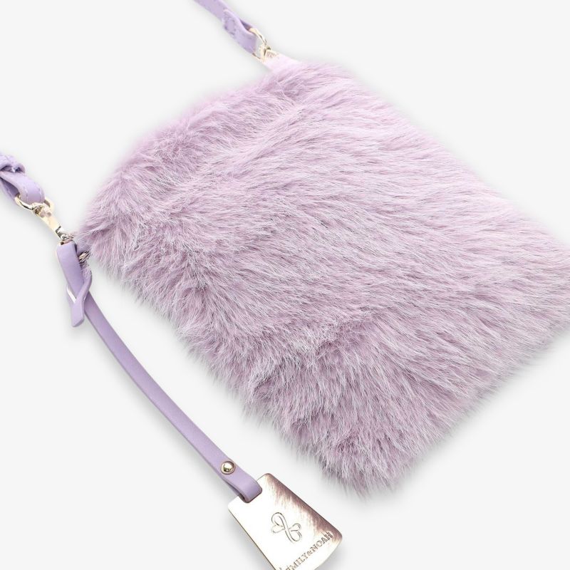 Lilafarbene flauschige Tasche mit verstellbarem Riemen, elegantes Design, modisches Accessoire.