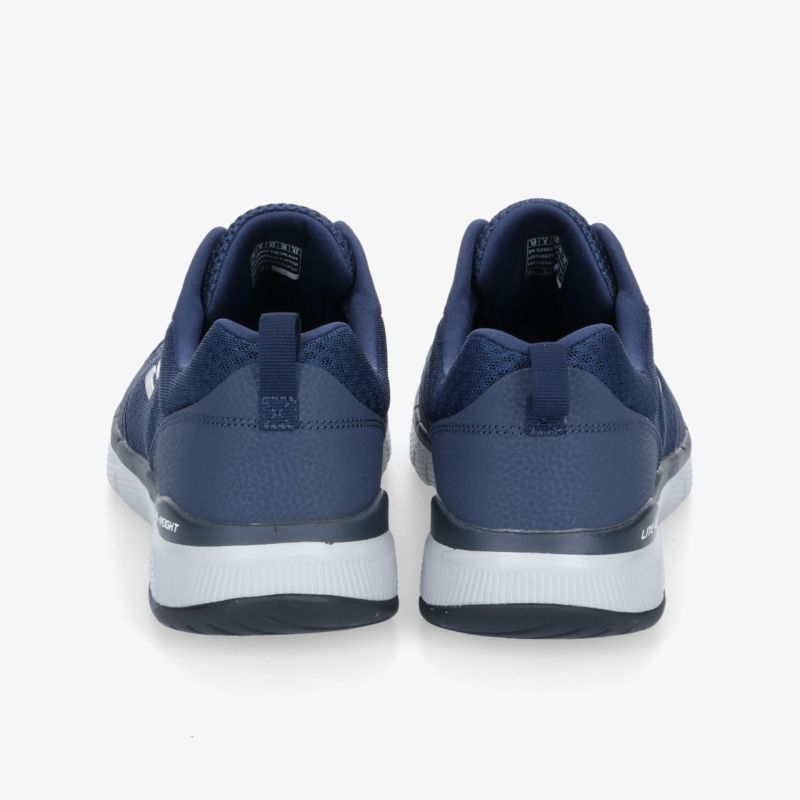 Bequeme blaue Sportschuhe mit rutschfester Sohle und stilvollem Design, ideal für sportliche Aktivitäten.