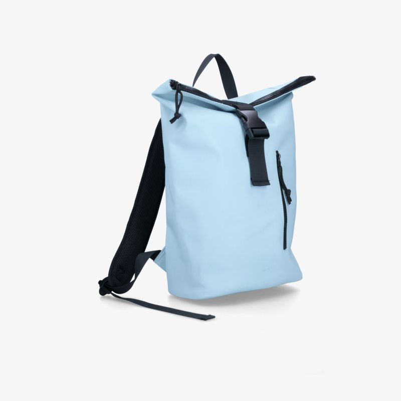 Moderner hellblauer Rucksack mit schwarzem Verschluss und verstellbaren Trägern, robust und funktional