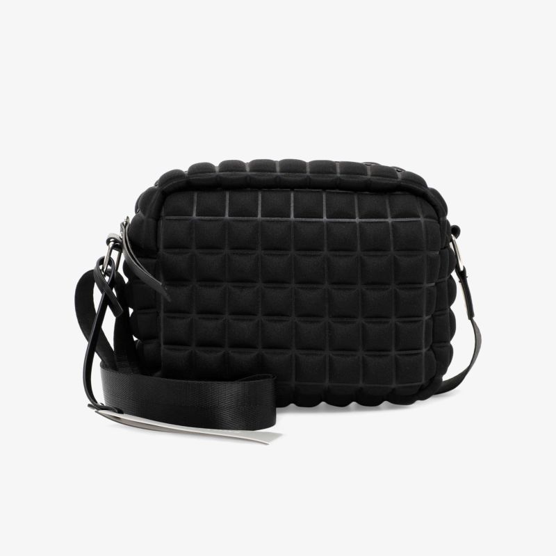 Modische schwarze Tasche mit gepolsterter Struktur und verstellbarem Riemen für vielseitige Nutzung.