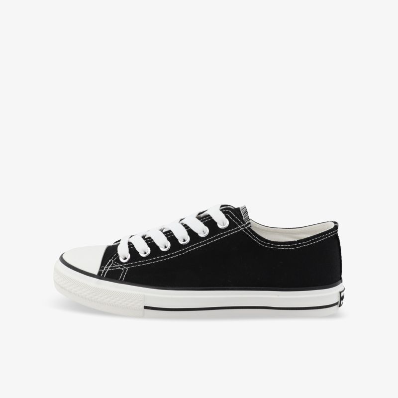 Schwarzer Sneaker mit weißer Gummisohle und klassischer Schnürung, seitliche Ansicht, schlicht und zeitlos
