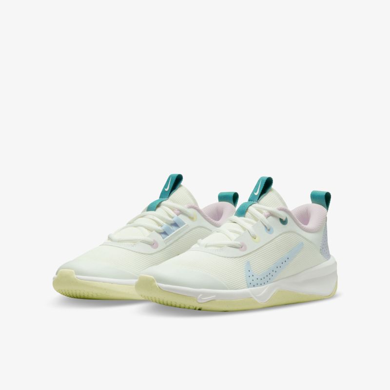 Modische weiße Sneaker mit blauem Akzent. Bequemes Design für urbanen Flair und sportlichen Look.