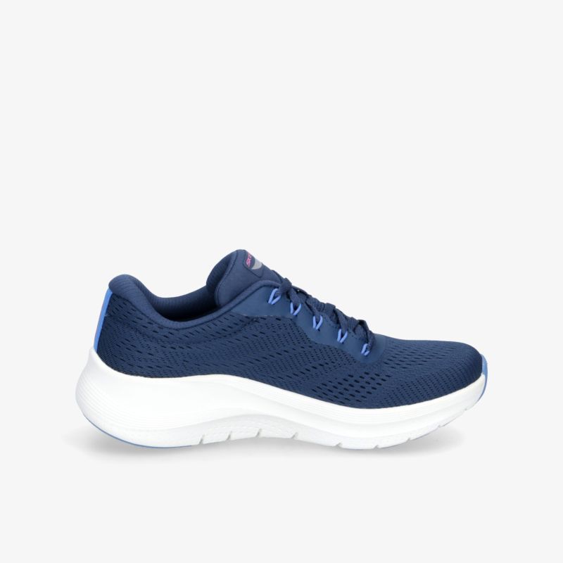 Moderner blauer Sneaker mit leichter, flexibler Sohle und atmungsaktivem Material in klarer Seitenansicht