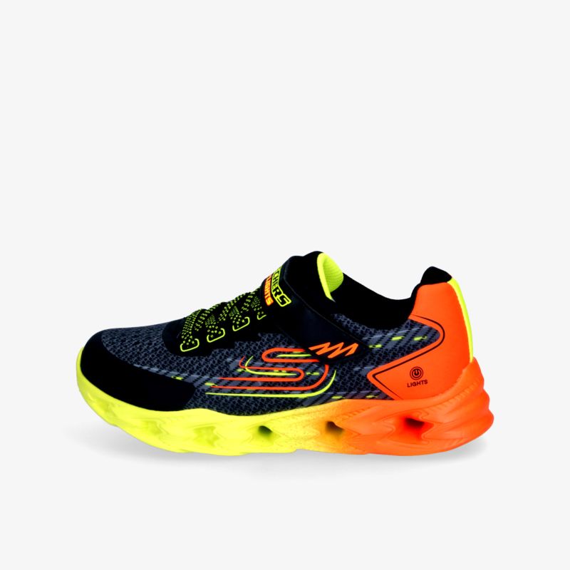Leichter Sportschuh mit atmungsaktivem Obermaterial, robustem neonfarbigen Sohlenprofil und gepolstertem Einschlupf