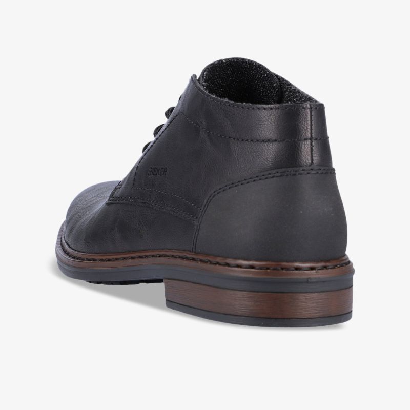 Eleganter schwarzer Lederschuh mit robustem Absatz in seitlicher Ansicht für stilvolle Auftritte.