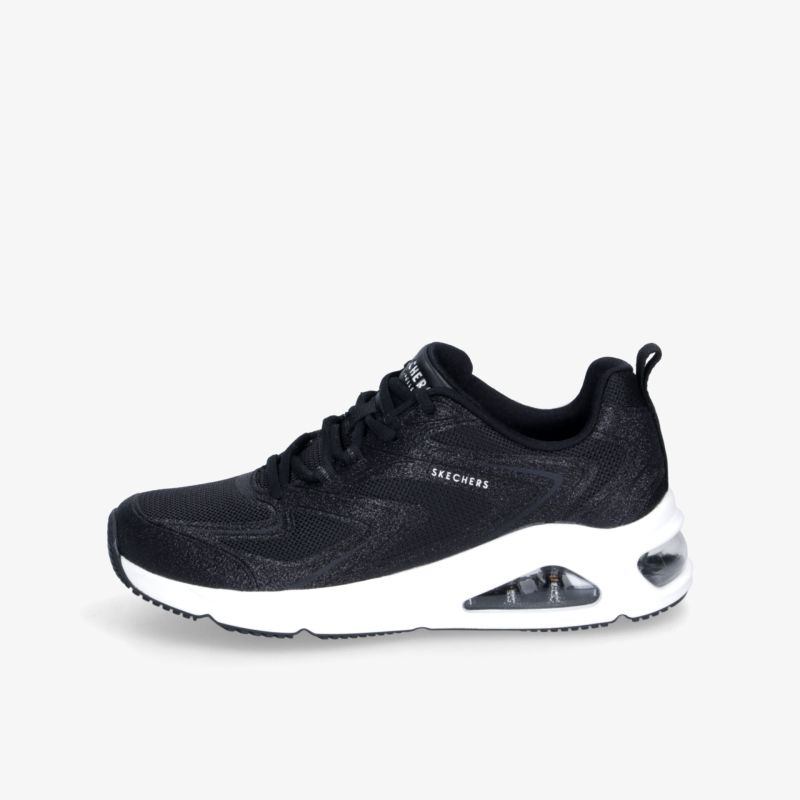 Schwarzer Sneaker in klarer Seitenansicht mit gepolsterter Innensohle und stoßdämpfender Zwischensohle