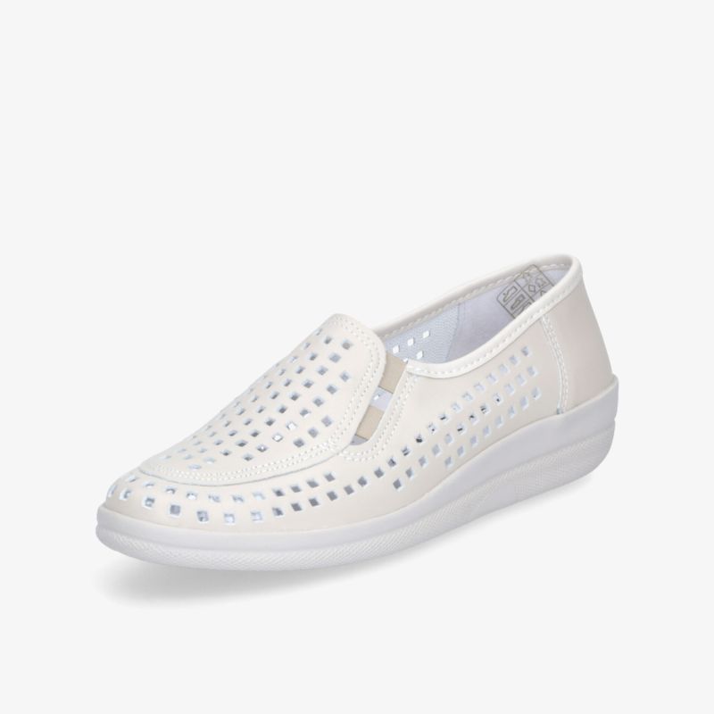 Weißer Slipper mit perforiertem Obermaterial und komfortabler, flexibler rutschfester Sohle, seitliche Ansicht