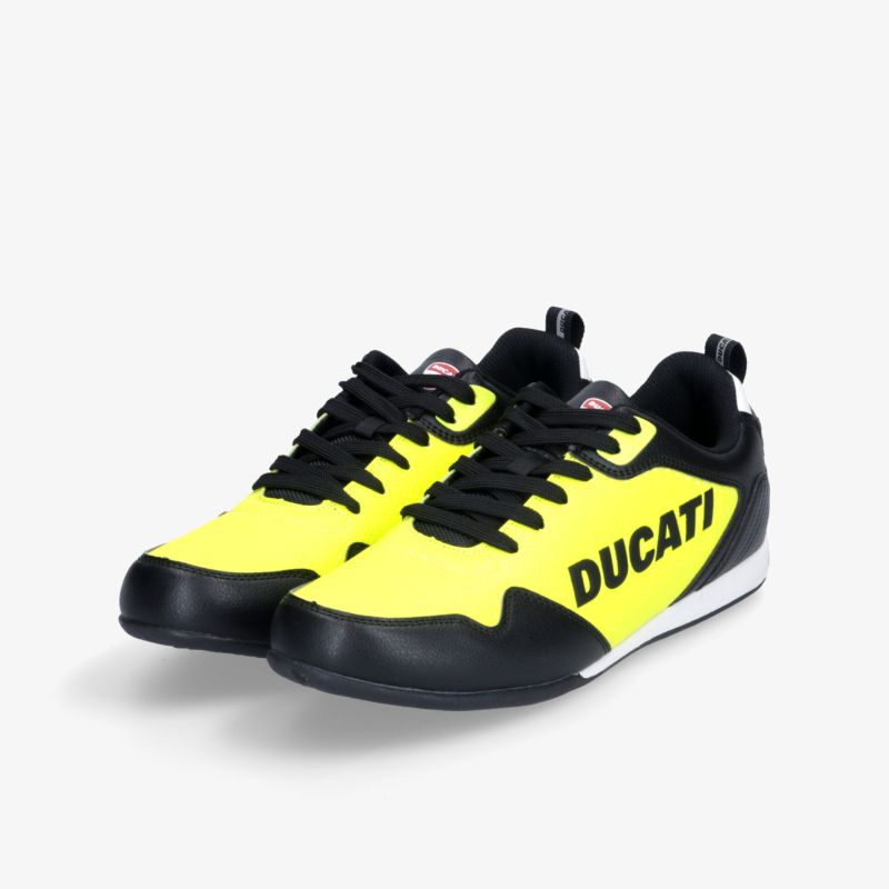 Leichter Sneaker in schwarzer und gelber Farbkombination mit markantem Ducati-Logo, sportlich und komfortabel