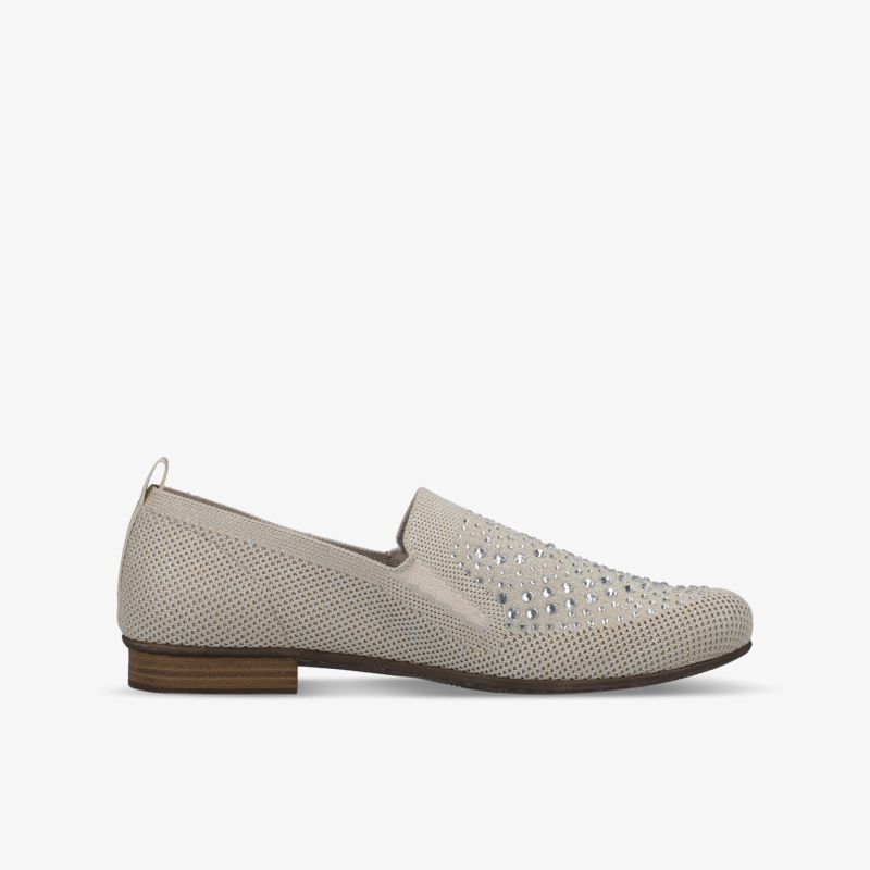Seitliche Ansicht eines atmungsaktiven, bequemen und leichten Slip-On Schuhs mit perforiertem Obermaterial und eleganter Sohle