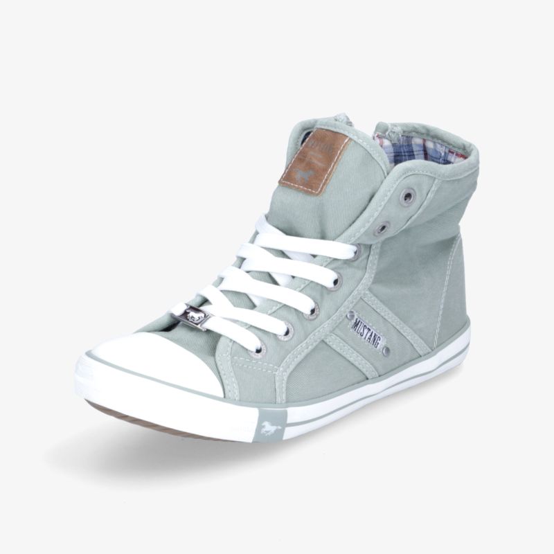 Moderner knöchelhoher Sneaker in Grau mit robustem Design und kontrastierenden weißen Schnürsenkeln.