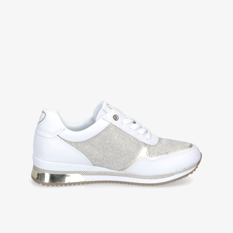 Moderner weiß-silberner Sneaker mit stilvollem Design und Komfort, ideal für sportliche und elegante Outfits.