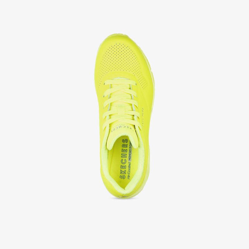 Neon gelber Sneaker in Draufsicht mit atmungsaktivem Material und komfortabler Passform