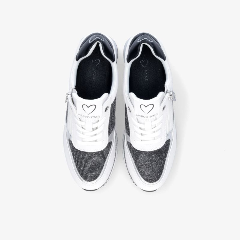 Modische und bequeme Sneaker in Weiß und Grau mit Herzdetail, ideal für Alltag und Sport.