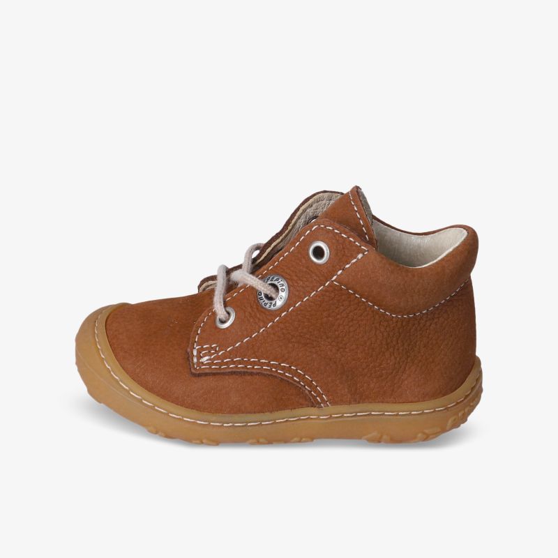 Hochwertiger brauner Lederschuh mit robusten Nähten und rutschfester Sohle.