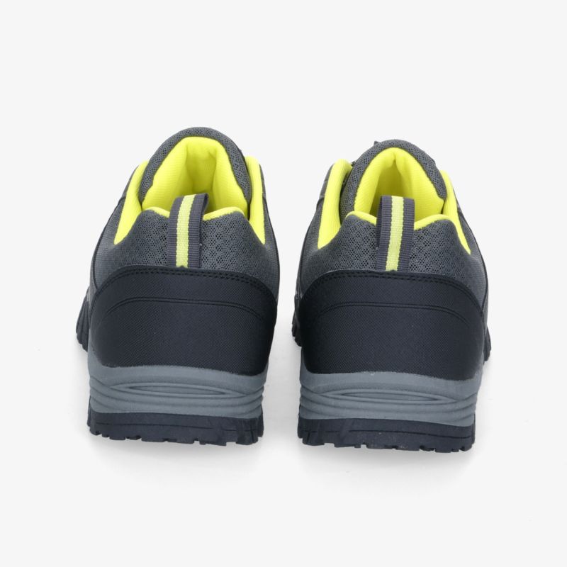 Rückansicht eines sportlichen, gepolsterten Schuhs in Dunkelgrau mit gelben Details und rutschfester Sohle