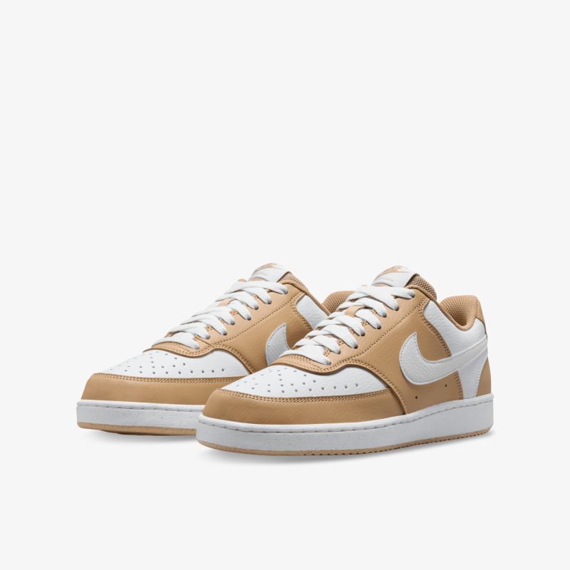 Moderne beige-weiße Sneaker im 3-4 Blickwinkel, sportlich und komfortabel mit gepolsterter Innensohle