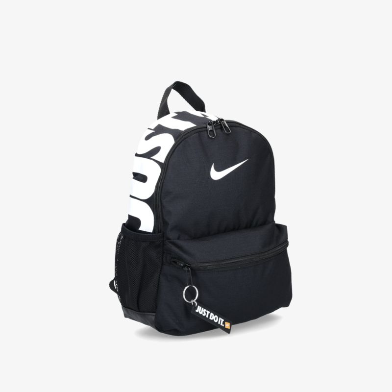 Moderner schwarzer Rucksack mit Markenlogo, geräumigem Hauptfach und praktischem Design in schräger Ansicht.