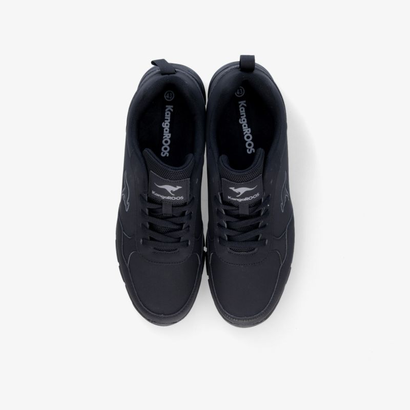 Schwarze Sportschuhe mit Schnürsenkeln, gepolstertem Innenraum und robustem Material in Draufsicht