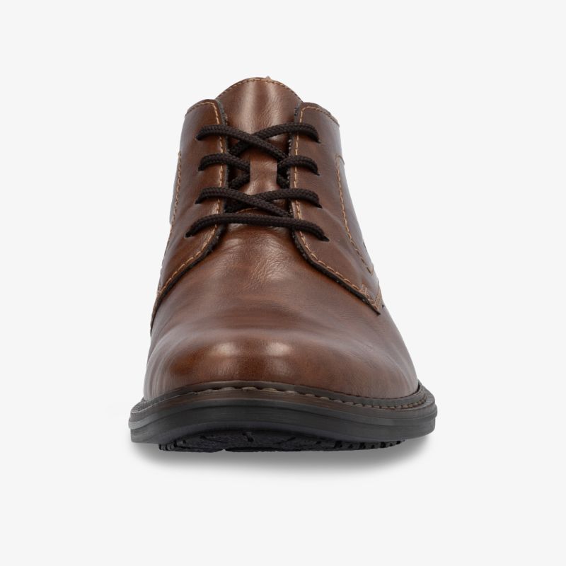 Brauner Lederschuh in Frontansicht mit stabiler Schnürung und rutschfester Sohle für hohen Tragekomfort