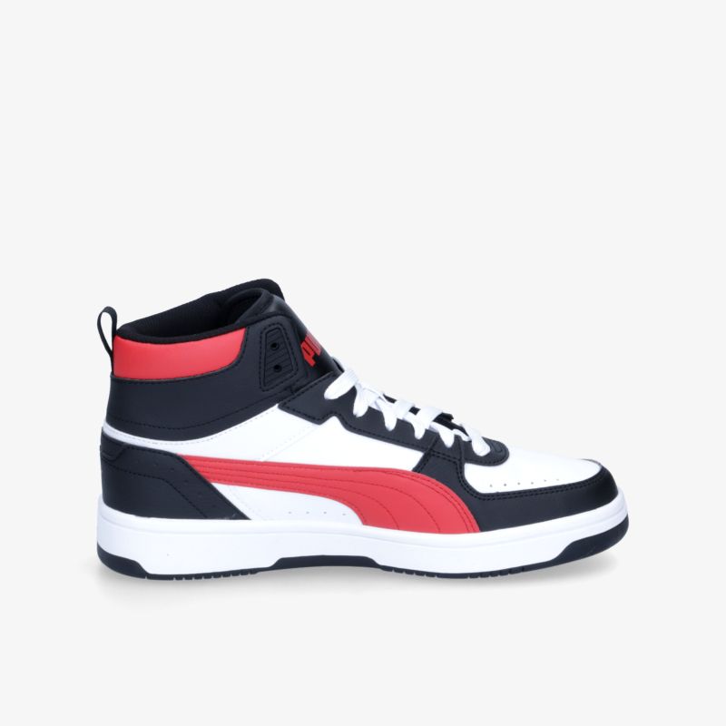 Stylischer Schuh mit schwarz-rotem Design, ideal für Sport und Freizeit.