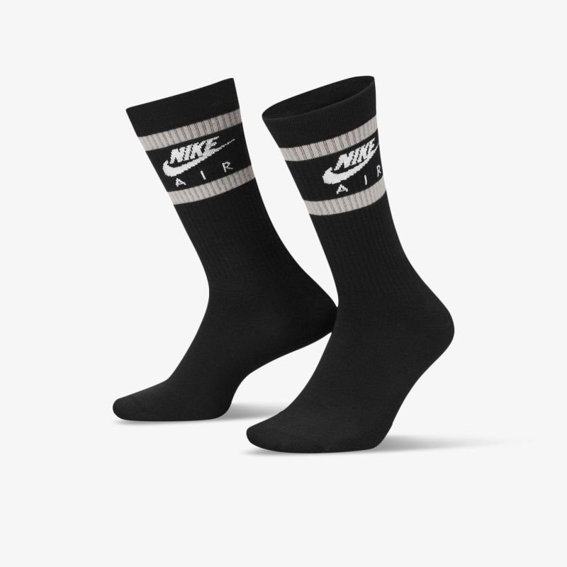 Schwarze Nike Socken mit Logo, knöchelhoch, gerippt, ideal für Sport und Freizeit