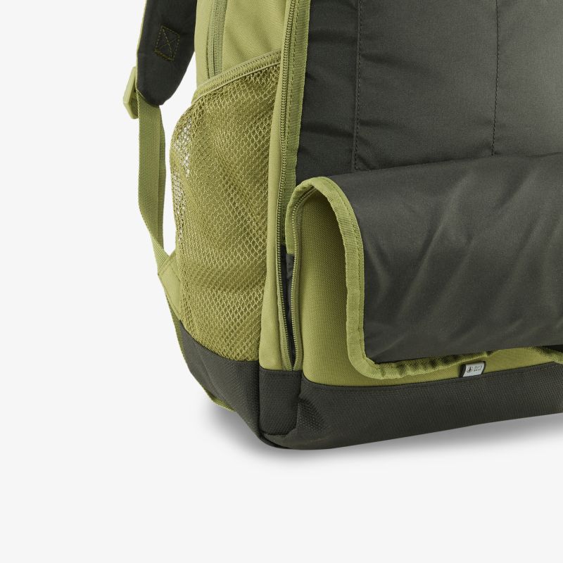 Detailansicht von robustem Rucksackmaterial mit praktischem Netzaußentaschenfach und strapazierfähigem Boden