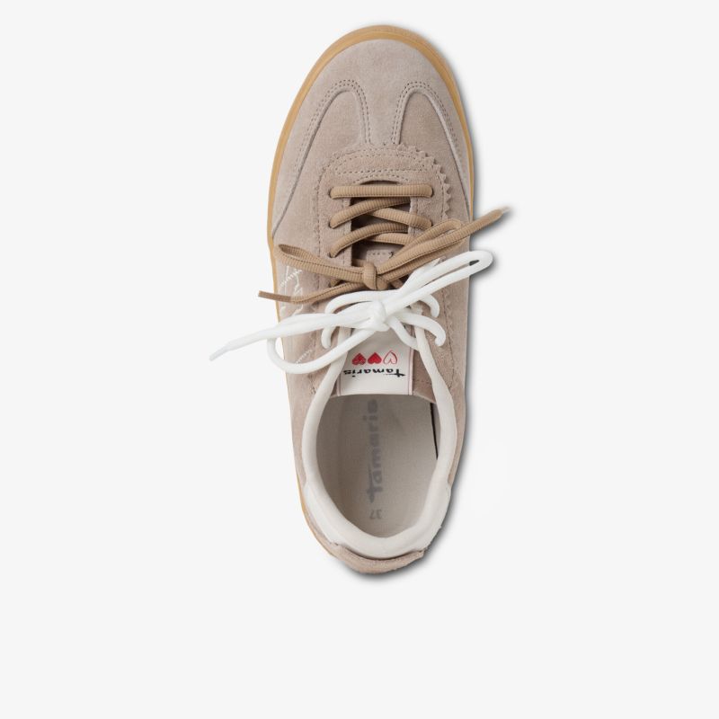 Bequemer Sneaker in heller Farbe mit klassischer Schnürung und atmungsaktivem Material