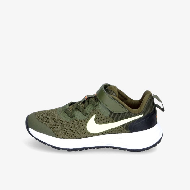 Moderner grüner Sneaker mit weißer Gummisohle und Mesh-Obermaterial für optimalen Komfort und Stil.