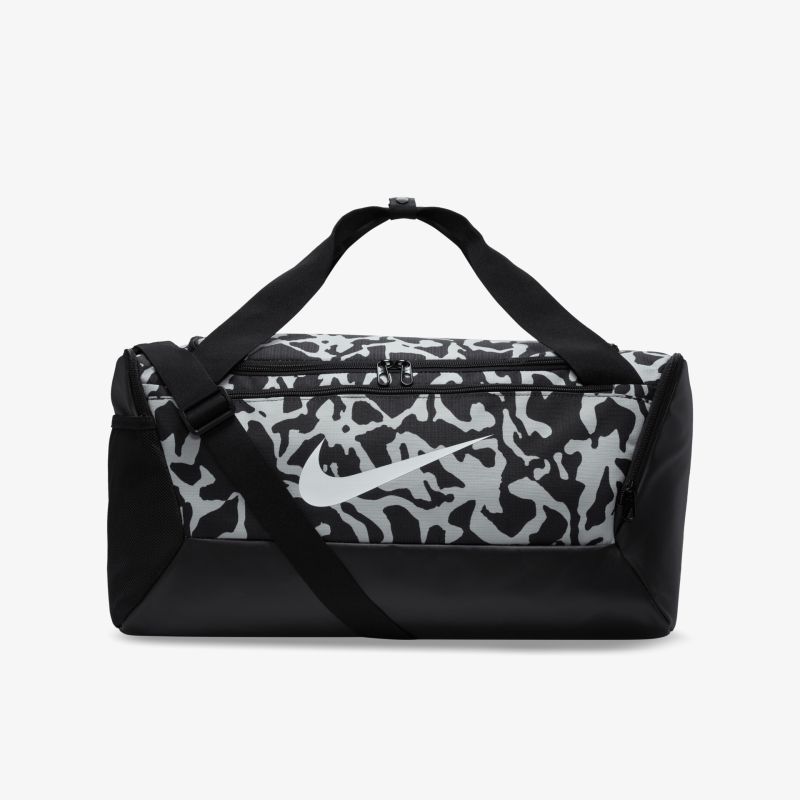 Geräumige Nike Sporttasche mit modernem Camouflage-Design, ideal für Fitness und Reisen.