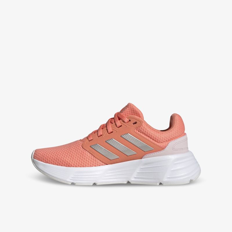 Sportlicher, atmungsaktiver Sneaker in Koralle mit robustem Sohlenprofil für optimalen Tragekomfort im Alltag.