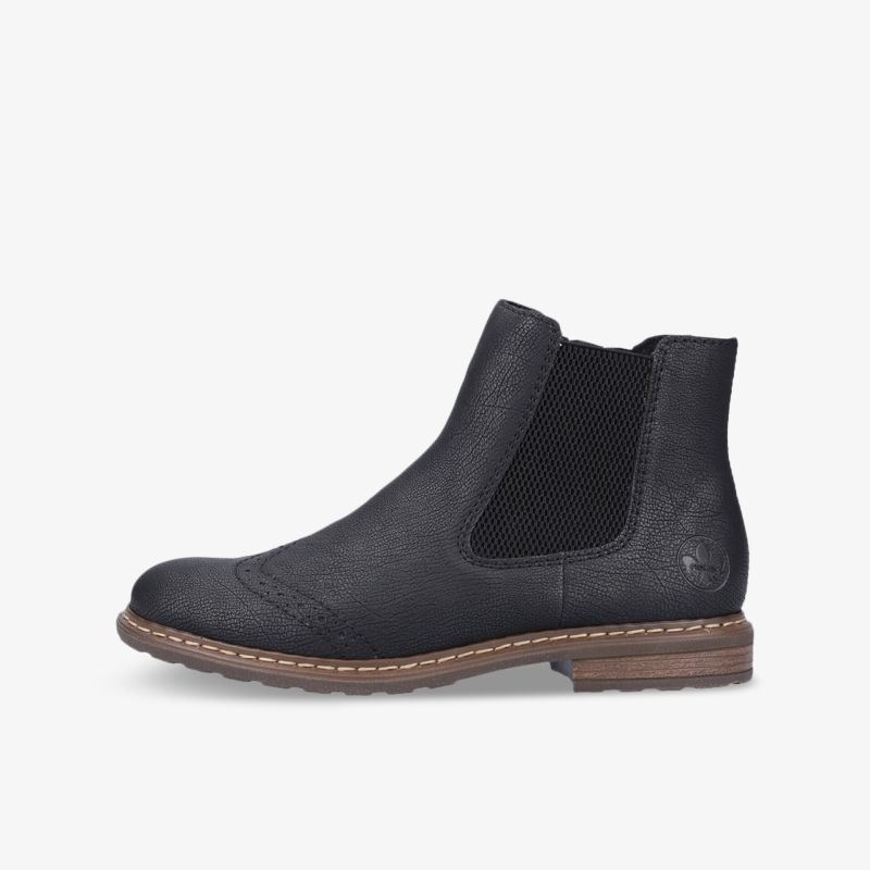 Eleganter Chelsea Boot in Schwarz mit komfortabler Gummisohle und feinen Nähten für stilvolle Auftritte.