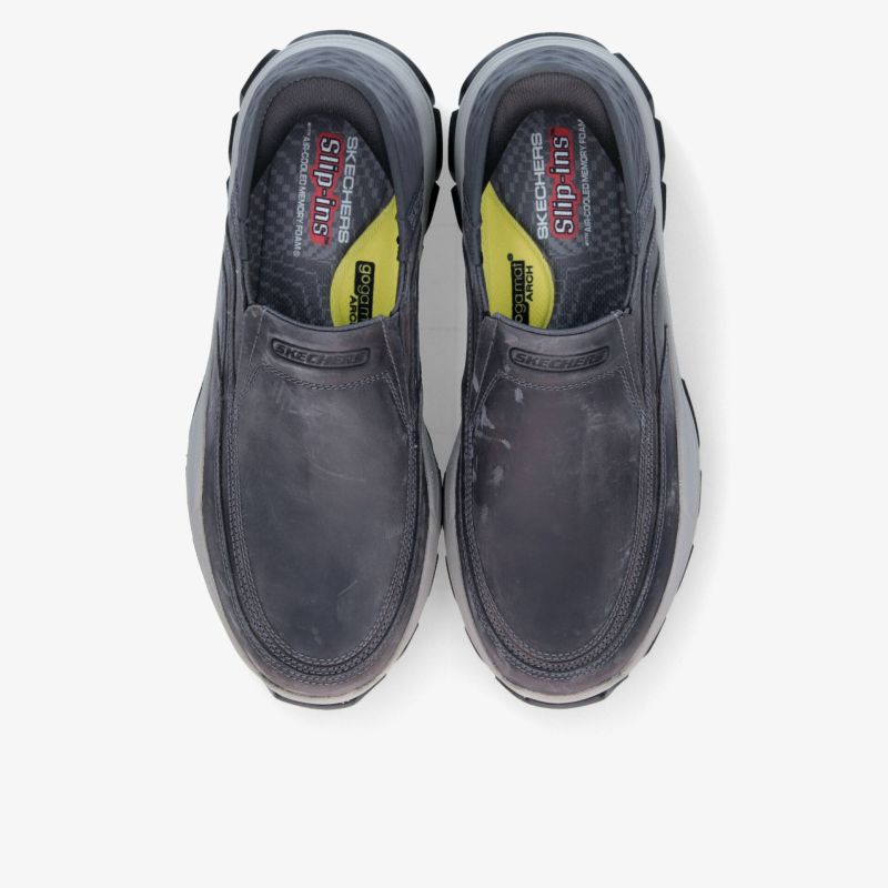 Bequeme schwarze Sneaker mit gepolstertem Innenfutter und robuster, rutschfester Sohle in Draufsicht