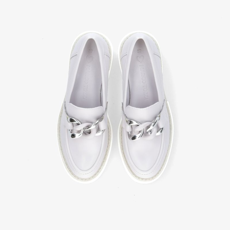 Elegante weiße Sneaker mit stilvoller Kette, ideal für ein modernes und modisches Auftreten.