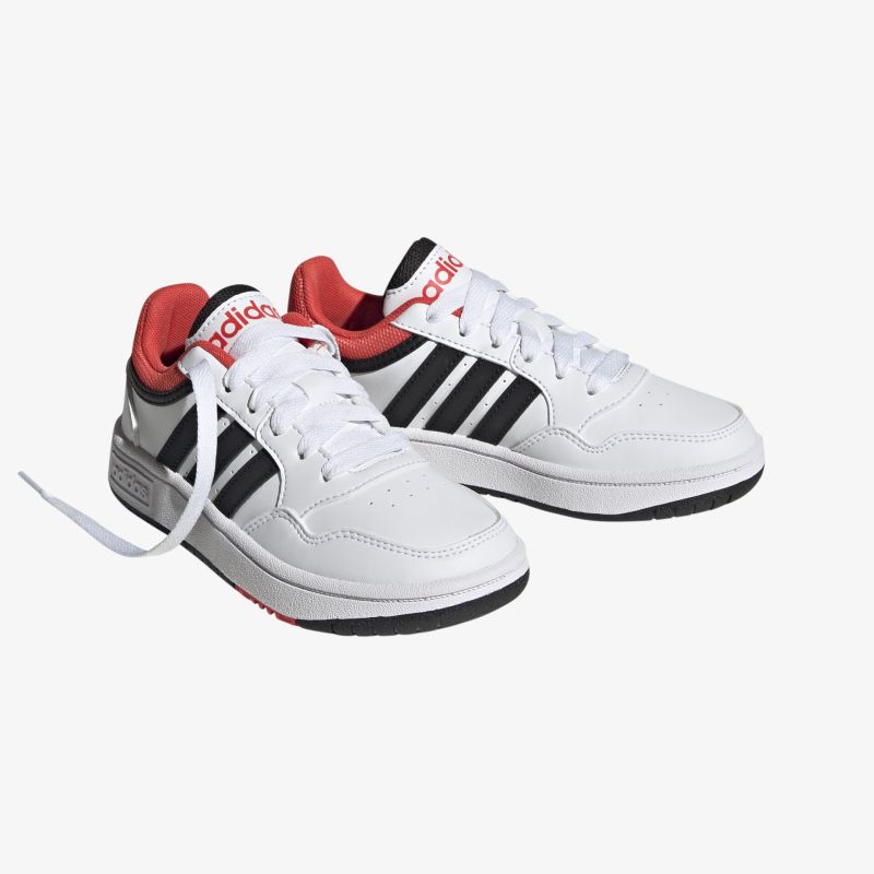 Weiße Turnschuhe mit schwarzen Streifen und rot-akzentuiertem Innenfutter, ideal für Sport und Freizeit.