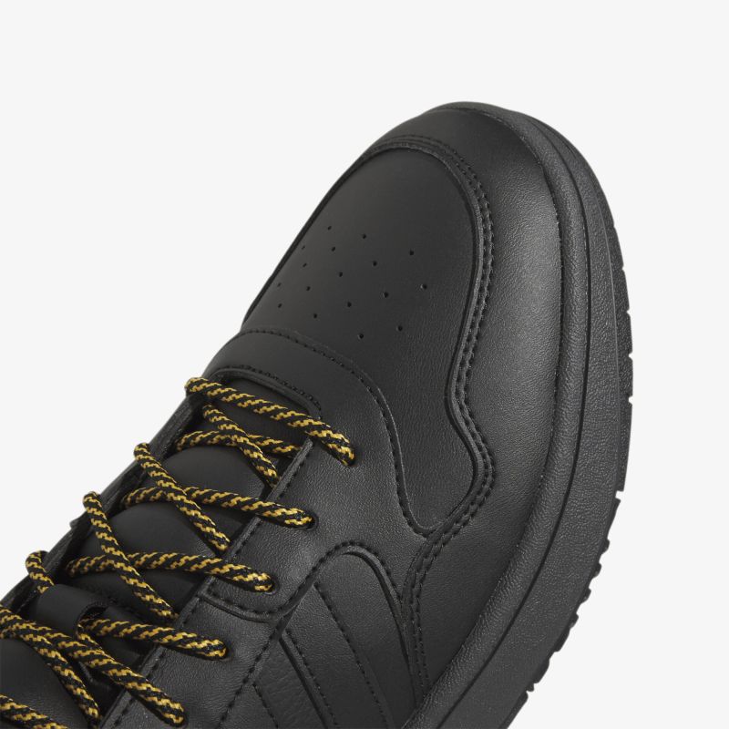 Schwarzer Schuh mit kontrastierenden Schnürsenkeln, robust und stilvoll für jeden Anlass.