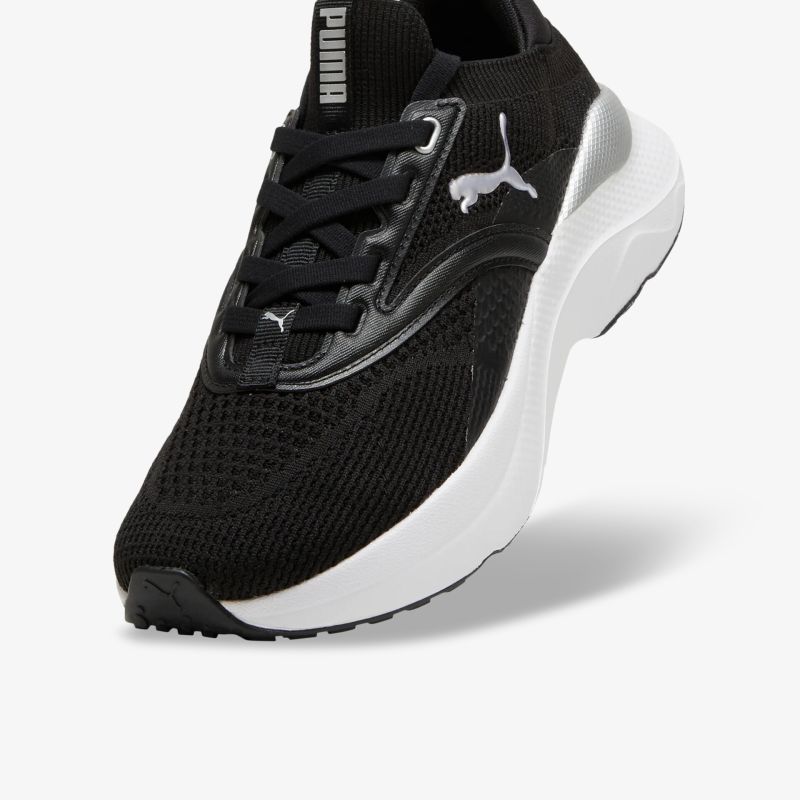 Leichter schwarzer Sneaker mit atmungsaktivem Material und dämpfender weißer Sohle in sportlichem, modernem Design