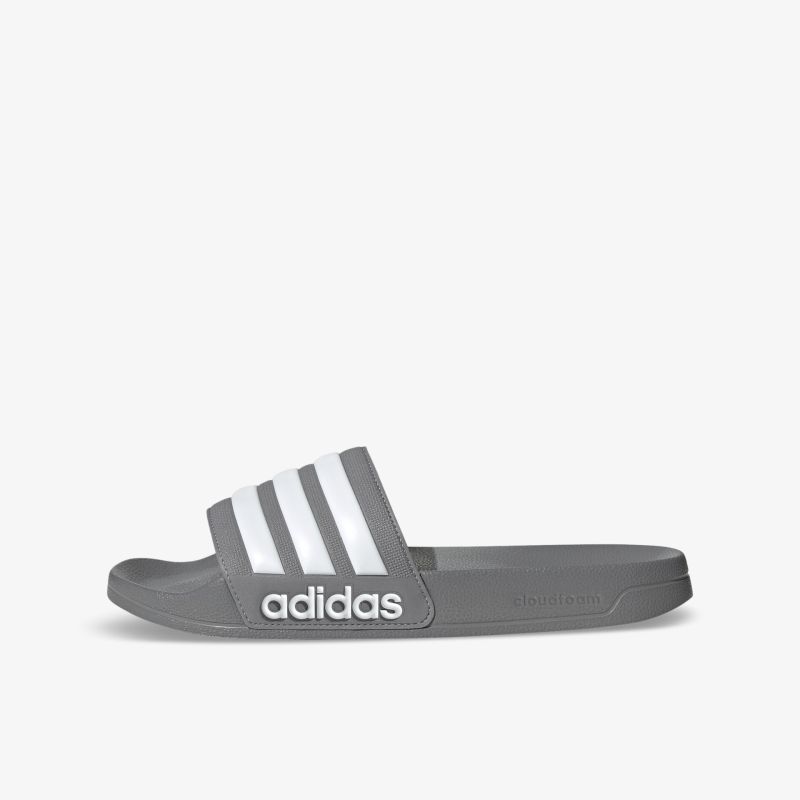 Graue adidas Badeslipper mit weißen Streifen für hohen Tragekomfort und stilvolle Optik.