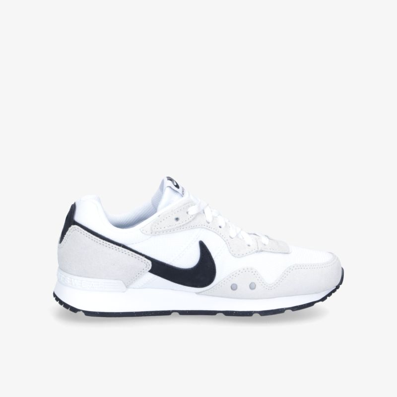 Moderner weißer Sneaker mit schwarzem Akzent und atmungsaktivem Design für optimalen Tragekomfort.