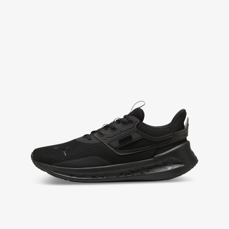 Schwarzer Sneaker mit sportlichem Design, leichtem Material und rutschfester Sohle für optimalen Tragekomfort