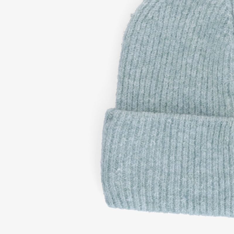Weiche hellblaue Strickmütze mit stilvollem Rippmuster, ideal für kaltes Wetter.