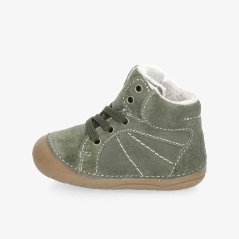 Stylischer, bequemer Schuh mit rutschfester Sohle und strapazierfähigem Material für optimalen Tragekomfort.
