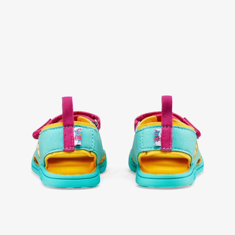 Rückansicht von sportlichen, bunten Sandalen mit verstellbaren Bändern und gepolstertem Fersenbereich