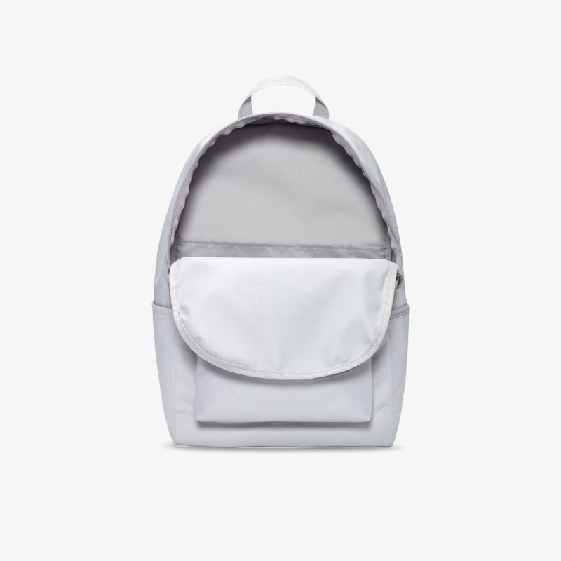 Moderner grauer Rucksack mit geräumigem Hauptfach und zusätzlicher Außentasche, ideal für Alltag und Reisen.