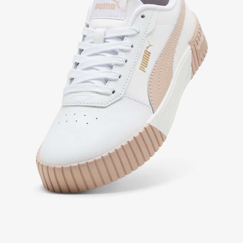 Weißer Sneaker mit beigen Akzenten, sportlich und modern, bequeme Schnürung und robuste Gummisohle in schräger Vorderansicht