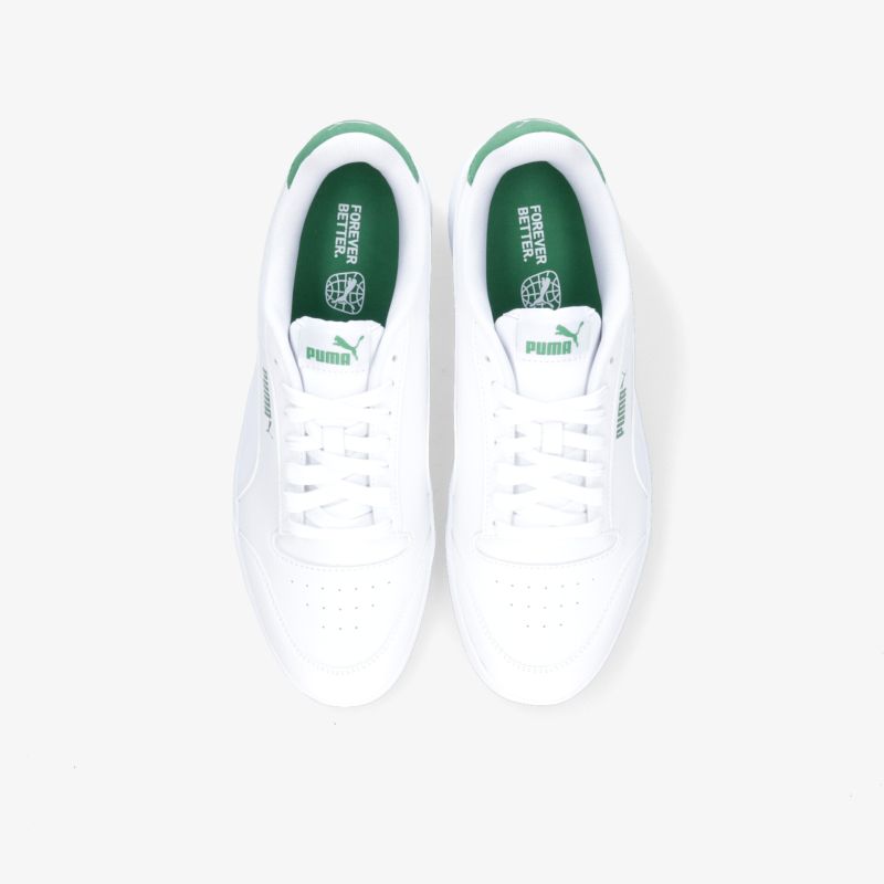 Elegante weiße Sneaker mit grünen Akzenten, ideal für sportliche und alltägliche Looks.