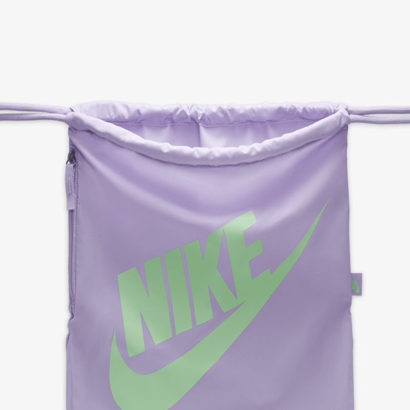 Nahaufnahme einer lila Nike Tasche mit grünem Logo, strapazierfähiges Material und praktisches Zugband sichtbar