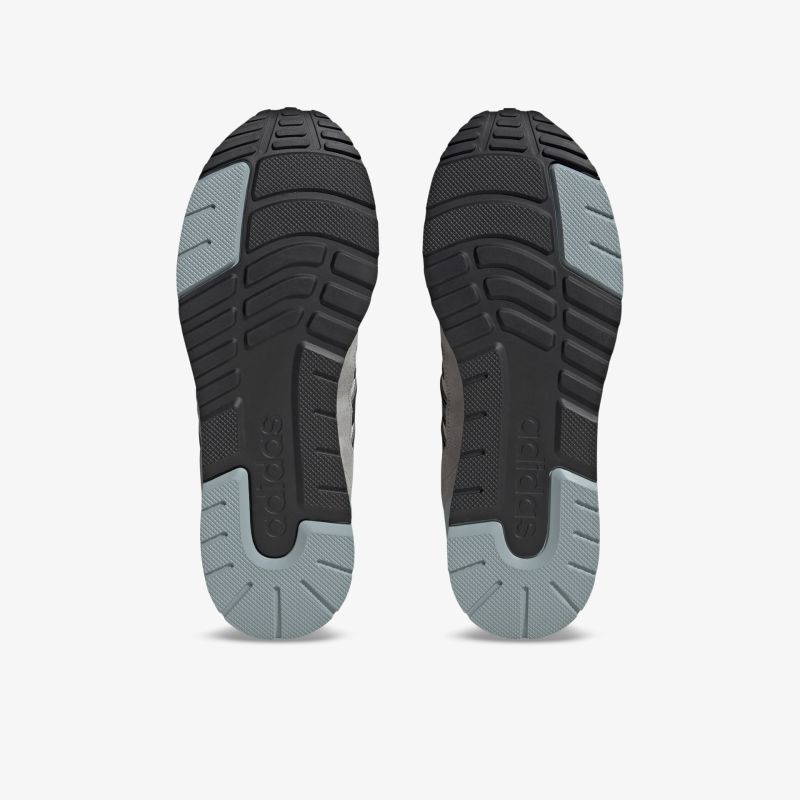 Strapazierfähige und rutschfeste Sohlen für optimalen Halt und Komfort bei Outdoor-Aktivitäten.