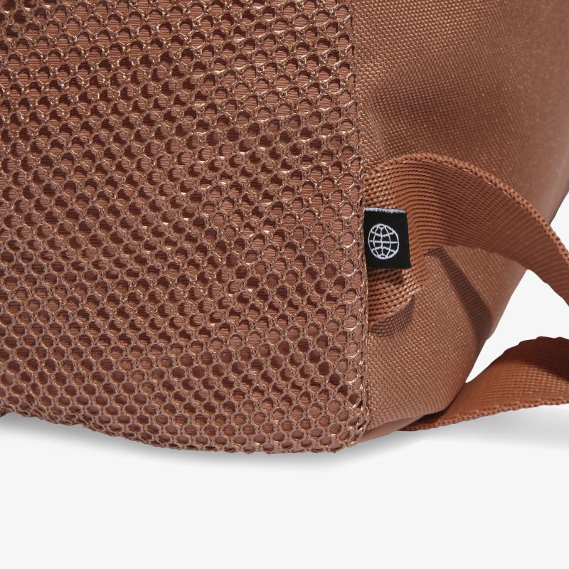 Detailansicht eines stilvollen Rucksacks mit auffälliger Textur, robusten Materialien und praktischen Elementen.
