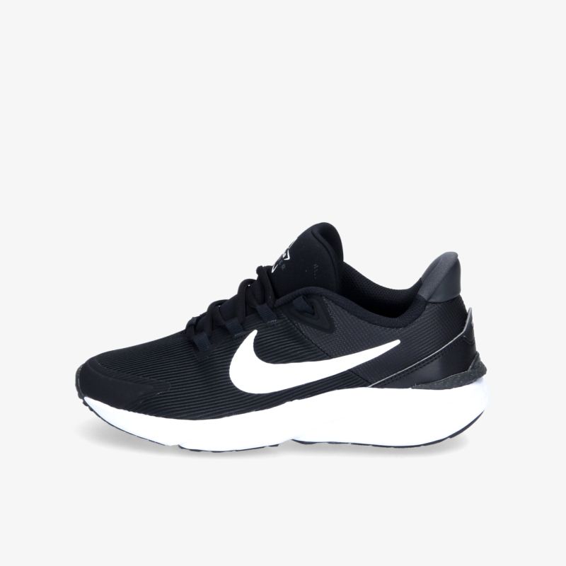 Moderner schwarzer Sportschuh mit weißem Swoosh, ideal für Freizeit und Sport, bietet hohen Tragekomfort.